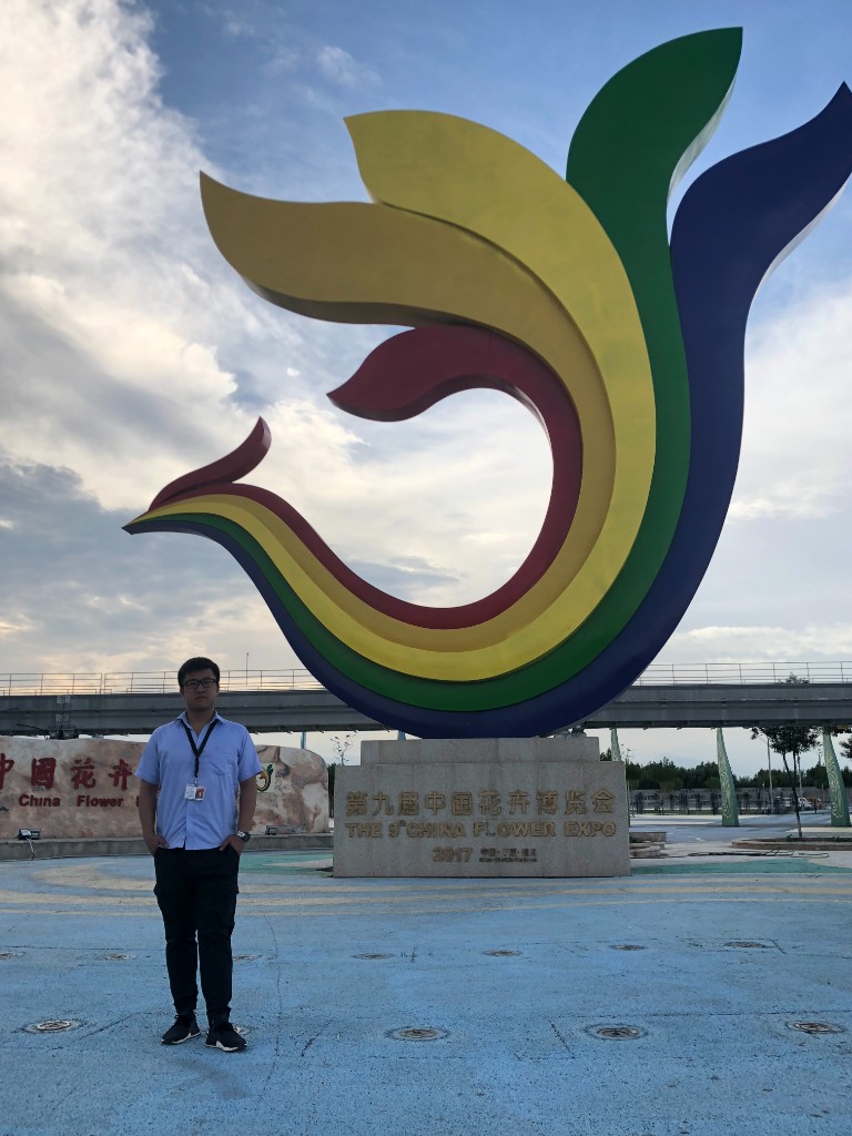 张正元在银川云尚花博园门口