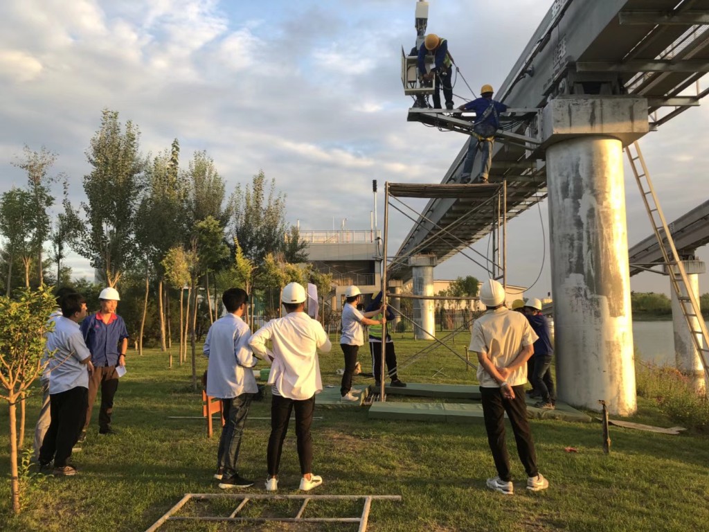银川花博园内云轨高架下的现场作业与交流