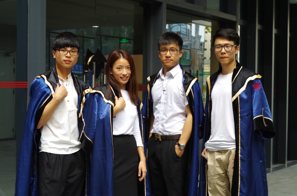 张正元与同学在深圳大学的毕业合影